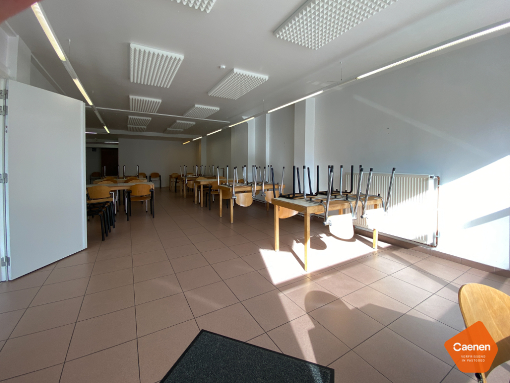 Zeer ruim, lichtrijk handelspand te koop op commerciële locatie! - foto 2