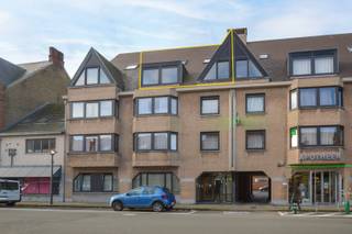 Heel mooi en luchtig appartement tegenover de markt van Oudenburg. Instapklaar met 2 slaapkamers, overloop/bureau mogelijkheid om te gebruiken als 3de kamer, badkamer met ligbad en dubbele lavabo. Een aparte ingerichte keuken. Geen algemene kosten. Huurprijs: 770,00 euro/maand. Vrij vanaf: 01/11/2026. EPC: 169 kWh/m² jaar (ref: OU29178).