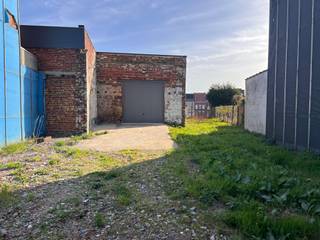 Atelier isolé de +/- 300m² avec jardin et espace extérieur...