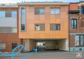 On the Geldenaaksebaan, close to the Leuven ring road, there are garages for sale in the ParkOase residence : All garages are closed off from the...