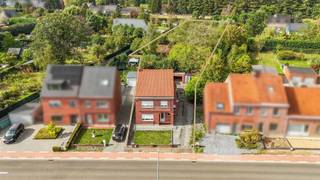 <p><span>Te renoveren vrijstaande woning met veel potentieel op een riant perceel!</span></p><p><span> </span></p><p><span>Op zoek naar een project met karakter en ruimte in overvloed?</span></p><p><span>Deze vrijstaande woning biedt u de kans om volledig naar eigen smaak en inzicht te renoveren, op een uitzonderlijk groot perceel van maar liefst 36a 52ca.</span></p><p><span>De indeling van de woning is functioneel en biedt tal van mogelijkheden. </span></p><p><span>Via de inkomhal komt u in een ruime leefruimte, die aansluit op de keuken en een aangename veranda. </span></p><p><span>Verder beschikt de woning gelijkvloers over een berging, een apart washok en een toilet.</span></p><p><span>Op de eerste verdieping bevinden zich drie slaapkamers en de badkamer. </span></p><p><span>Via een vaste trap bereikt u de zolder, waar momenteel één slaapkamer is ingericht — met de mogelijkheid om deze ruimte verder uit te breiden naargelang uw wensen.</span></p><p><span> </span></p><p><span>Dankzij het zeer ruime perceel geniet u van een aangename tuin en volop buitenruimte, ideaal voor wie op zoek is naar rust en groen dichtbij.</span></p><p><span> </span></p><p><span>Belangrijk om te weten: de woning heeft een EPC-label F, waardoor de renovatieplicht van toepassing is. </span></p><p><span> </span></p><p><span>Voor wie houdt van een uitdaging en een woning volledig naar eigen hand wil zetten, is dit een unieke kans om iets moois te creëren op een toplocatie.</span></p><p><span> </span></p><p><span>Had u graag meer informatie gewenst of een bezoekje ingepland?<br />Contacteer ons dan nu!</span></p><p><span>0467 00 67 79<br /></span><span><span>info@eraetsvastgoed.be</span></span></p><p><span> </span></p>