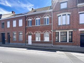 <p>Instapklare woning op een interessante locatie bestaande uit een ruime inkomhal, gezellige leefruimte met eet-en zithoek, volledig uitgeruste open keuken die afgewerkt is met mortex, praktische was/bergplaats met douche en afzonderlijk toilet en een private tuin met aangelegd terras en tuinberging. Op de 1<sup>ste</sup> verdieping zijn twee volwaardige slaapkamers waarvan één uitgerust is met een dressing, nachthal met afzonderlijk toilet, ruime badkamer (inloopdouche, dubbele lavabo en ligbad) en een vaste trap naar de 2<sup>de</sup> verdieping die afgewerkt is met een derde en vierde slaapkamers + bergzolder.</p>
<p></p>
<p>Extra troeven:</p>
<ul>
<li>Energiezuinig</li>
<li>Voorzien van 16 zonnepanelen</li>
<li>Thuisbatterij</li>
<li>Warmtepomp en zonneboiler</li>
<li>Waterverzachter</li>
<li>Droge kelder</li>
<li>Parkeergelegenheid voor de woning</li>
<li>In de nabijheid van scholen, winkels, het centrum en openbaar vervoer.</li>
<li>Instapklaar</li>
</ul>
<p></p>
<p>Deze woning is te koop ZONDER makelaar via het concept van Smart Houses! Verdere inlichtingen of bezoek? Contacteer rechtstreeks de eigenaar via 0477/45.65.79</p>