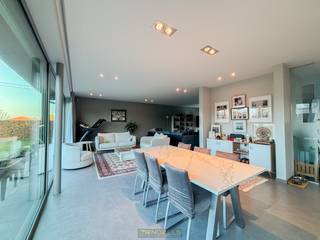 Deze uitzonderlijke villa is een echte TOPPER: luxueus afgewerkt, harmonieus ingepast in een rustige en groene omgeving, en volledig klaar om...