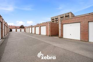 Deze afgesloten garagebox, gelegen aan de Noordlaan 43 (garage nr. 37), geniet van een gunstige en vlot bereikbare ligging, met een uitstekende verbinding naar het centrum en de belangrijkste invalswegen. Ideaal voor wie op zoek is naar een veilige parkeerplaats op een centrale locatie.<br /><br />De garagebox is volledig afgesloten en biedt een veilige plaats voor het stallen van uw wagen. Dankzij de goede bereikbaarheid is deze garage een interessante opportuniteit voor zowel eigen gebruik als investering.<br /><br /><strong>Ook wild geworden van deze garage?<br />Twijfel niet langer en leg vandaag nog uw bezoek vast!</strong>