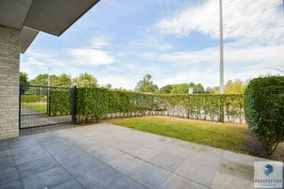 Ruim gelijkvloers appartement met 2 slaapkamers, voor-én achtertuin met terras op een toplocatie.<br />Dit recent appartement is rustig gelegen en kijkt uit op het kanaal Brugge-Gent. Groene landelijke omgeving met fiets-en wandelwegen in de nabijheid, maar toch vlakbij het centrum en een vlotte verbinding naar invalswegen en autostrade. Het tuintje achteraan is voorzien van kunstgras en vergt weinig tot geen onderhoud.<br />Er is mogelijkheid tot aankoop van een autostaanplaats in het gebouw. <br /><br />Ontdek dit ruim en lichtrijk gelijkvloers appartement in de stijlvolle residentie “Waterfront”, gebouwd in 2017.<br />De grote raampartijen zorgen voor overvloedig daglicht, met vooraan een tuintje met zicht op het water waar je achteraan in de Zuid-georiënteerde tuin met terras je laten genieten van de zon in alle privacy. Het appartement is afgewerkt met kwaliteitsvolle materialen en biedt een praktische en doordachte indeling.<br /><br /><strong>Indeling:</strong>
<ul>
	<li>Inkomhal met vestiairekast en toilet</li>
	<li>Moderne douchekamer met inloopdouche en lavabomeubel</li>
	<li>2 volwaardige slaapkamers</li>
	<li>Lichtrijke woonkamer die volledig doorloopt van het ene terras vooraan tot de ingerichte open keuken met kookeiland, die uitgeeft op de tuin met terras achteraan het gebouw</li>
	<li>Naast de keuken is er een berging met aansluiting voor wasmachine</li>
	<li>De voor-én achtertuin met terras brengen het buitenleven tot zijn maximum</li>
	<li>De private berging in de kelderverdieping zorgt voor extra bergruimte</li>
	<li>Autostaanplaats achteraan het gebouw: 15.000 EURO</li>
</ul>
<strong>Technische info</strong>: energielabel B - elektrische installatie conform AREI<br /> 
<div>
<div>
<div>
<div>
<div>
<div>
<div>
<div>Contacteer PERSPECTIEF VASTGOED – 7 op 7 bereikbaar – voor meer informatie of een bezoek.<br />Bel 050/550.750 of mail naar info@perspectiefvastgoed.be.</div>
</div>
</div>
</div>
</div>
</div>
</div>
</div>

<div> </div>