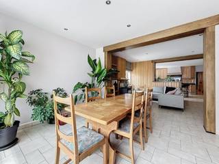 Energiezuinige halfopen bebouwing bestaande uit een inkomhal, gezellige leefruimte met eet- en zithoek en houtcassette, een ruime uitgeruste...