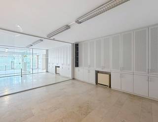 Kantoren gelegen op het gelijkvloers van Residentie Ten Broel langs de Leie in Kortrijk. Het kantoorgebouw heeft 2 aparte ingangen waardoor de 2 kantoorruimtes apart bereikt kunnen worden. Indeling : een ruime receptie, landschapsburelen, directiekantoren, vergaderzalen, archiefruimte, sanitaire ruimte, een keuken en een ruime polyvalente zaal voor evenementen, vergaderingen, opleidingen... Er is ook een binnenkoer en een garage. Verder zijn er ook 2 enkele garageboxen en 2 staanplaatsen (buiten) aanwezig. De garageboxen en staanplaatsen zijn bereikbaar via een elektrische poort (rechts van het pand).<br />De R36 (kleine ring rond Kortrijk) is op circa 400 m. gelegen en de R8 bevindt zich op ca. 2 km. E17 en E403 bevinden zich op circa 4 en 8 km. <br />