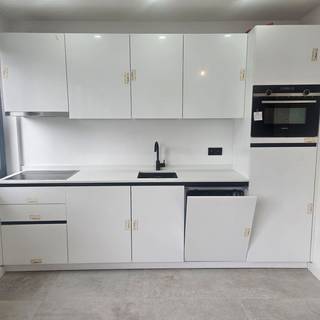 <p>Recent vernieuwd appartement van 63 m² met twee slaapkamers, ideaal gelegen in het hart van Edegem.<br /><br /></p>
<p>Welkom in dit volledig gerenoveerde (2024) appartementsgebouw met zes wooneenheden, centraal gelegen in Edegem. Het gelijkvloerse appartement verwelkomt u via een aangename en lichtrijke leefruimte die naadloos overgaat in een moderne, open keuken. Deze is uitgerust met een stijlvol composieten werkblad en kwalitatieve Siemens-toestellen.</p>
<p>Het slaapgedeelte omvat een ruime hoofdslaapkamer met toegang tot het terras (2 m²) en een tweede kamer die perfect dienst kan doen als logeerkamer of bureau. De badkamer is hedendaags afgewerkt met een inloopdouche, lavabo-meubel en toilet. Daarnaast beschikt het appartement over een praktische technische berging.</p>
<p>Tot slot is er een droge kelderberging inbegrepen.</p>
<p><strong>Troeven:</strong></p>
<ul>
<li>
<p>Energiezuinige HR condenserende ketel</p>
</li>
<li>
<p>Gunstige EPC-score (nieuw attest in opmaak)</p>
</li>
<li>
<p>lage gemeenschappelijke kosten</p>
</li>
<li>
<p>Dubbele beglazing in thermisch aluminium schrijnwerk</p>
</li>
</ul>
<p>Stedenbouwkundige inlichtingen: Vg, Wg, Gmo, Gvkr, Vv<br />EPC: 463 kWh/m²/jaar</p>