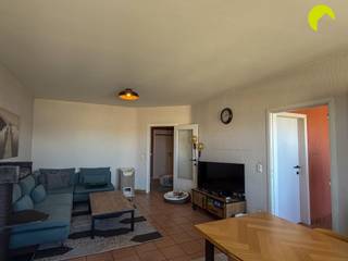 <p><span>In een rustige woonwijk te Lint vinden we dit verzorgd 2-slaapkamer appartement met bijhorende garagebox. </span></p><p><span>Het appartement bevindt zich op de 2de verdieping van een gebouw zonder lift met lage maandelijkse kosten.</span></p><p><span> </span></p><p><span>Indeling:</span></p><p><span> </span></p><p><span>We betreden het appartement via de ruime inkomhal. Hier bevindt zich een apart toilet, wat handig is voor gasten.</span></p><p><span>Aan de voorzijde bevinden zich de lichte leefruimte en de keuken voorzien van alle comfort. aansluitend vinden we een grote berging met aansluiting voor wasmachine en droogkast.</span></p><p><span>Centraal in het appartement bevindt zich de badkamer met ligbad en lavabo. </span></p><p><span> </span></p><p><span>Aan de achterzijde bevinden zich twee ruime slaapkamers (14m</span><span><sup>2</sup></span><span> en 11m</span><span><sup>2</sup></span><span>). Via de kleinste slaapkamer heeft u toegang tot het zuidgerichte terras.</span></p><p><span> </span></p><p><span>Tot slot is er ook een garagebox. </span></p><p><span> </span></p><p><span>Troeven:</span></p><p><span> </span></p><ul><li><span>EPC-label C: 261 kWh/(m²/jaar)</span></li><li><span>Zuidgericht terras </span></li><li><span>Gemeenschappelijke kosten: 15/maand (blokpolis en minuterie)</span></li><li><span>Huurwaarborg: 3 maanden huur</span></li><li><span>Plaatsbeschrijving: 225 per partij</span></li><li><span>Beschikbaar: 01/11/2026</span></li></ul><p><span> </span></p><p><span>Boek nu zelf ONLINE uw afspraak in. Surf naar het betreffende eigendom op onze website www.habicom.be en klik op de roze knop 'PLAN EEN BEZOEK'. </span></p><p><span>Kies het moment dat u het beste uitkomt, vul de gevraagde contactgegevens in en klik nadien op verzenden om te bevestigen.</span></p><p><span>Benieuwd naar de waarde van jouw woning? Check het gratis op www.watismijnhuiswaard.be</span></p><p><span> </span></p><p><span> </span></p>