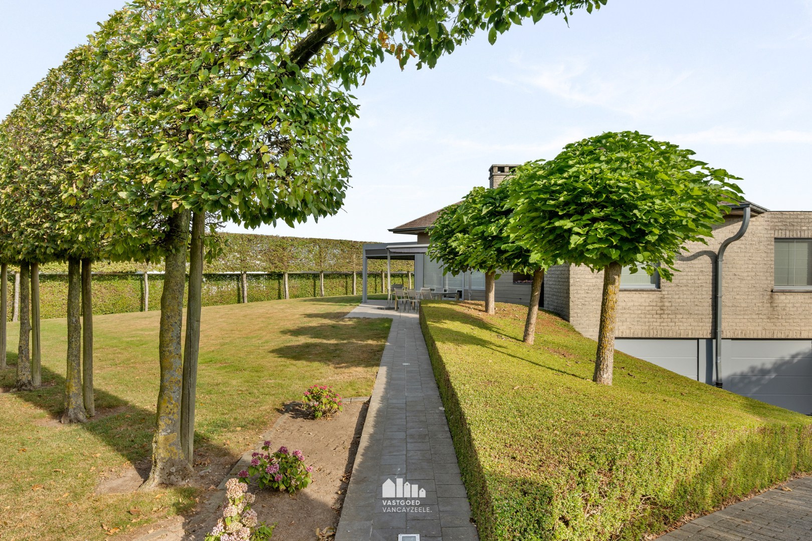 Goed onderhouden villa met grote tuin en twee garages op centrale ligging. - foto 3