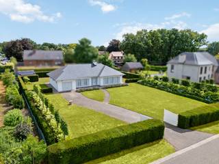 Deze eigendom is zeer verzorgd en is gelegen op een fraai aangelegd perceel. De woning is perfect geschikt voor levenslang wonen, met...