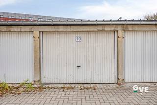 Deze garagebox (box 10) bevindt zich op een absolute topligging in het centrum van Leuven. In een buurt waar parkeergelegenheid bijzonder schaars is, vormt dit een uitstekende investerings- én gebruikskans.<br /><br />De garageboxen zijn achterin gelegen en maken deel uit van een verzorgd geheel van 18 garageboxen en 1 staanplaats. Ideaal voor wie een veilige en vlot bereikbare parkeer- of opslagruimte zoekt. De daken werden recent volledig vernieuwd. <br /><br />Interesse of meer informatie?<br />0474 386393<br />lotte@immogve.be