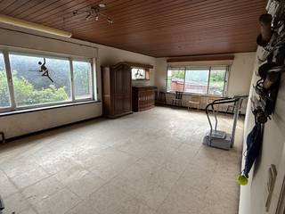 Te renoveren woning, uit de hand te koop.<br /><br />Deze halfopen bebouwing, gelegen in een landelijke omgeving te Petit-Enghien, biedt u een rustige woonst in het groen. De woning werd gebouwd in 1960 en heeft een bewoonbare oppervlakte van 153m2. Het totale perceel is 3000m2 groot en biedt u de mogelijkheid om eventueel (kleine) hofdieren te houden. <br /><br />De woning bestaat uit een inkomhal, kleine kelder, ruime leefruimte, keuken, veranda en tussenhal waar u de trap naar boven betreed. Op de eerste verdieping bevinden zich 3 slaapkamers, een badkamer en een zolderkamer. <br />Er is een zolder aanwezig.<br /><br />Daarnaast bevat dit perceel een vrijstaande garage en een schuur met hooizolder. Achter de schuur staan momenteel twee paardenstallen.<br /><br />Het pand is vlot bereikbaar via de autostrade en invalswegen. Dichtbij winkels, scholen, en het station van Edingen.<br />-----------------------------------------------------------<br /><br />Maison à rénover, à vendre par le propriétaire.<br /><br />Cette maison mitoyenne, située dans un cadre rural à Petit-Enghien, vous offre un cadre de vie paisible et verdoyant. Construite en 1960, elle dispose d'une surface habitable de 153 m². Le terrain totalise 3 000 m² et vous offre la possibilité d'élever éventuellement de (petits) animaux de basse-cour. <br /><br />La maison se compose d'un hall d'entrée, d'une petite cave, d'un spacieux salon, d'une cuisine, d'une véranda et d'un couloir intermédiaire d'où part l'escalier menant à l'étage. Au premier étage se trouvent 3 chambres, une salle de bains et une chambre mansardée. <br />Il y a un grenier.<br /><br />De plus, ce terrain comprend un garage indépendant et une grange avec un grenier à foin. Derrière la grange se trouvent actuellement deux écuries.<br /><br />La propriété est facilement accessible par l'autoroute et les voies d'accès. À proximité des commerces, des écoles et de la gare d'Enghien.