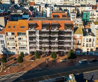 Binnenkort verrijst in het centrum van Blankenberge het nieuwbouwproject The Square I, gelegen in de belle-époquewijk en ontworpen volgens de kenmerkende architectuur van Architektenburo uit Knokke. Dit project omvat in totaal 33 units, waarvan 24 aan het Descampsplein (The Square I) en de overige 9 aan de Van Monsstraat (The Square II). De appartementen variëren in grootte, met één tot twee slaapkamers.<br /><br />De zonnige appartementen van The Square I bieden grotendeels een prachtig uitzicht op het Descampsplein. Alle woningen worden verwarmd met een warmtepomp die is gekoppeld aan vloerverwarming. Dankzij het ventilatiesysteem (type D), akoestische isolatie en thermische isolatie kunnen de E-peilen maximaal E30 bedragen.<br /><br />Het project biedt hedendaags comfort met ruime, zonnige terrassen op de verdiepingen en privétuinen voor de gelijkvloerse appartementen. Bovendien hebben toekomstige bewoners de vrijheid om hun appartement naar eigen smaak in te richten. De bouwheer voorziet royale budgetten en een interieurarchitect om te assisteren bij het volledige keuzetraject.