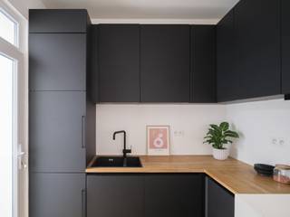 Recent gerenoveerd appartement nabij Gent centrum<br /><br />EPC:B<br />Mobi-score: 9,1<br /><br />Dit appartement vormt de ideale opportuniteit voor wie zich vlakbij het Gentse stadscentrum wil vestigen, in een fris gebouw met slechts 6 units. (Geen syndicus, dus beperkte lasten!) Het appartement bevindt zich op het gelijkvloers, waardoor het super toegankelijk is. De klare leef-en keukenruimte is geheel uitgerust. Hier vinden we een toegang tot het eerste terras. Ideaal voor buitenstockage, je fiets of de vuilnisbakken. Langs de gang passeren we het apart toilet, de badkamer met aansluiting wasmachine, douche en dubbel wasmeubel, alsook de eerste slaapkamer. De laatste ruimte is de grote slaapkamer, met aansluitend een heerlijk stadstuintje met namiddagzon. Rust gegarandeerd. <br /><br />De woning bevindt zich vlakbij, maar beschut van de Rooigemlaan (kleine ring), waardoor alle verbindingen met OV en fietsroutes (Coupure) nabij zijn, zonder de drukte of het lawaai. Op enkele minuten sta je op de Korenmarkt, Kouter en Gravensteen. Verhuurwaarde: 845 euro Zeer geschikt voor: starters, ouders met studerende kinderen, investeerders, mensen die geen trappen willen nemen. Bel of mail nu voor een afspraak!<br /><br />CONTACT: Laura via 0473 41 35 62 of mail naar info@vicusvastgoed.be