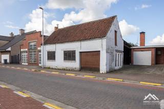 Op zoek naar een ruime en praktische werkruimte? Dit atelier van ca. 150 m², gelegen in Wachtebeke, biedt tal van mogelijkheden voor zelfstandigen, vakmensen of ondernemers die nood hebben aan extra werk- of opslagruimte. Dankzij de royale oppervlakte kan het pand flexibel worden ingericht als atelier, werkplaats, opslagruimte of combinatie hiervan. De ruimte biedt voldoende plaats voor materiaal en machines. Bezoekdag: 10/10: Inschrijven via mail naar tommy@immo-home.be, geen telefonische inschrijvingen! Volg ons op Fb en Insta. Voor meer info: www.immo-home.be. GRATIS SCHATTING &amp; GRATIS FINANCIEEL ADVIES