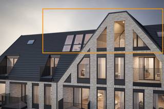 <strong>Exclusief penthouse op de bovenste verdieping, met zee en ruimte binnen handbereik.</strong><br />Dit unieke penthouse te Westende Bad op de 6de en hoogste verdieping is het enige appartement op dit niveau en biedt maar liefst 165,5 m² woonoppervlakte. De ruime leefruimte met open keuken en eetruimte vormt het hart van de woning en geniet dankzij de grote raampartijen van een overvloed aan natuurlijk licht.<br /><br /><u>Troeven van dit penthouse:</u>
<ul>
<li><strong>165,5 m² </strong>woonoppervlakte</li>
<li><strong>12,8 m²</strong> terras</li>
<li>Gelegen op de <strong>6de en hoogste verdieping</strong></li>
<li>Enige appartement op de verdieping</li>
<li>Royale en lichtrijke leefruimte</li>
<li>Open keuken met aansluitende eetruimte</li>
<li><strong>3 ruime slaapkamers</strong></li>
<li><strong>2 badkamers</strong>, waarvan één aansluitend aan de slaapkamer</li>
<li>Afzonderlijk toilet</li>
<li>Praktische berging en technische berging</li>
<li>Grote raampartijen en open gevoel</li>
<li>Hoogwaardige, hedendaagse afwerking</li>
</ul>
<br /><strong>DE TROEVEN VAN CENAKEL</strong><br />Residentie CENAKEL combineert een opvallend en tijdloos architecturaal ontwerp met een uitstekende ligging op slechts 250 m van de zeedijk van Westende.<br />De residentie beschikt over <strong>23 appartementen, ruime ondergrondse garages, private bergingen</strong> en een gemeenschappelijke zonnige binnentuin.<br />Dankzij <strong>warmtepompen en zonnepanelen</strong> wordt bovendien ingezet op energiezuinig en duurzaam wonen.<br /><br /><strong>CENAKEL: exclusief wonen op de bovenste verdieping, met ruimte, licht en comfort vlak bij zee.</strong>