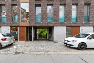 Garagebox te koop op een uiterst centrale locatie in Antwerpen, op slechts twee minuten wandelen van het Centraal Station en het Astridplein. Deze ondergrondse garagebox bevindt zich in een kleinschalige en goed onderhouden gebouw, toegankelijk via een automatische poort, wat zorgt voor extra comfort.<br /><br />Dankzij de ruime opzet is de garagebox bijzonder vlot toegankelijk en eenvoudig in gebruik. Zowel interessant voor eigen gebruik als investering. De ligging garandeert een uitstekende bereikbaarheid, zowel vanuit het stadscentrum als via de belangrijkste invalswegen.<br /><br />Het gebouw werd opgeleverd in 2008 en voldoet aan hedendaagse normen. Een praktische en waardevaste opportuniteit op toplocatie in Antwerpen.