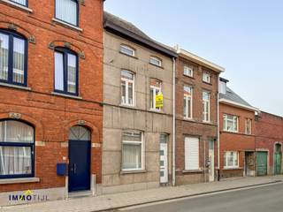 Deze te renoveren woning bestaat op het gelijkvloers uit een inkomhal, een aangename leefruimte met aparte eetkamer en een aansluitende keuken.Op de...