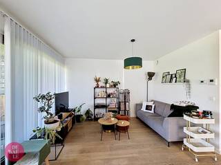 Recent appartement voorzien van 2 slaapkamers, uitgeruste badkamer en keuken.Via de leefruimte heb je toegang tot het aangenaam...