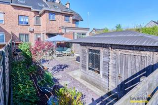 <p><span>Welkom in deze prachtige herenwoning in Leopoldsburg!</span></p><p><span>Deze karaktervolle woning (1936) werd volledig gerenoveerd en combineert authentieke charme met modern comfort. Een instapklaar familiehuis met veel licht en ruimte.</span></p><p><span> </span></p><p><span>Belangrijkste troeven:</span></p><p><span>- 6 slaapkamers (waarvan 3 volledig afgewerkt)</span></p><p><span>- Master bedroom met dressing & airco</span></p><p><span>- Gerenoveerd & energiezuinig (EPC C):</span></p><ul><ul><li><span>Nieuwe keuken en badkamer</span></li><li><span>Nieuwe vloeren</span></li><li><span>Dak + zolderisolatie vernieuwd</span></li><li><span>Driedubbel glas</span></li><li><span>Nieuwe gasketel</span></li></ul></ul><p><span>- Ruime, lichtrijke leefruimte met visgraatvloer</span></p><p><span>- Parkeerplaatsen voor en naast de woning</span></p><p><span>- Onderhoudsvriendelijke tuin</span></p><p><span>- Achteringang via servitudeweg</span></p><p><span> </span></p><p><span>Topligging:</span></p><p><span>- Op wandelafstand van winkels, scholen en openbaar vervoer</span></p><p><span>- Nabij het centrum</span></p><p><span> </span></p><p><span>Waarom kiezen voor deze woning?</span></p><p><span>- Authentiek karakter + moderne afwerking</span></p><p><span>- Instapklaar</span></p><p><span>- Ruim en praktisch</span></p><p><span>- Ideaal voor gezinnen</span></p><p><span> </span></p><p><span>👉</span><span> Mis deze unieke kans niet en plan snel uw bezoek!</span></p><p><span> </span></p><p><span>Bestuursmaatregelen in het maatregelenregister: nee</span><span> </span></p><p><span> </span></p>