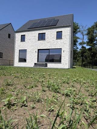 Instapklare, energiezuinige villa in rustige groene omgeving<br /><br />Bent u op zoek naar een moderne, instapklare woning waar u enkel nog hoeft te verhuizen?<br />Deze prachtige nieuwbouwwoning combineert hedendaags wooncomfort met een rustige, groene ligging — ideaal voor gezinnen of koppels die ruimte en rust waarderen.<br /><br />Belangrijkste troeven:<br /><br />5 slaapkamers, waarvan 1 master-bedroom met doorloopdressing en eigen badkamer.<br /><br />Moderne keuken uitgerust met alle nodige toestellen<br /><br />Stijlvolle badkamer met inloopdouche en wastafel<br /><br />Lichtrijke leefruimte met zicht op de tuin<br /><br />Energiezuinig dankzij zonnepanelen en uitstekende isolatie<br /><br />warmtepomp vailliant<br /><br />Oplaadpunt voor elektrische wagen<br /><br />Regenwaterput met recuperatiesysteem<br /><br />Volledig afgewerkt en instapklaar<br /><br />Rustige, groene omgeving met vlotte verbinding naar winkels, scholen en openbaar vervoer<br /><br />Deze woning biedt een perfecte combinatie van comfort, stijl en duurzaamheid.<br />Verhuizen was nog nooit zo eenvoudig — gewoon intrekken en genieten!<br /><br />Geen onnodige voorschotten tijdens bouwwerken, je ziet en merkt meteen ter plaatse wat je aankoop omvat!<br /><br />📞 Rechtstreeks te koop van de eigenaar – geen makelaarskosten.