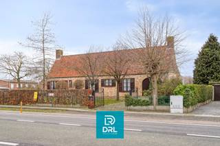 In de gegeerde woonomgeving van Sint-Michiels bevindt zich deze degelijk gebouwde villa (1986), gelegen op een ruim perceel van 1.130 m². De...