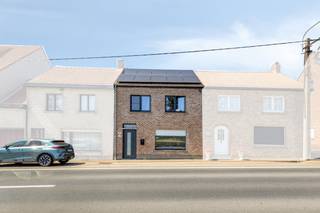 Bent u op zoek naar een huis te koop in Torhout? Dan is deze woning beslist een bezoek waard. Dit huis kreeg reeds een kwalitatieve aanzet tot de renovatie, waardoor u verder kunt afwerken en inrichten volgens uw eigen smaak.<br />Een absolute troef is de diepe, zonnige tuin. Ideaal voor wie houdt van groen, droomt van een moestuin, kleinvee of een ruime speelplek voor de kinderen.<br />Ook op vlak van duurzaamheid is deze woning klaar voor de toekomst. Ze beschikt over 10 zonnepanelen (3,75 kWp) en een thuisbatterij van 5 kWh, goed voor een energiezuinigere woonervaring.<br />Vooraan geniet u van een open zicht. Dankzij de ligging aan de rand van Torhout zijn scholen, winkels, het station en belangrijke invalswegen vlot bereikbaar.<br /><br />Indeling van het huis te koop:<br /><br />* Gelijkvloers:<br />Inkom- en traphal met gastentoilet | open keuken met leefruimte | wasberging | koer | tuin met garage (bereikbaar via gemeenschappelijk weggetje)<br />* Verdieping:<br />Nachthal | badkamer met douche, lavabomeubel en toilet | 3 slaapkamers<br />*Zolder<br /><br />Troeven van deze woning<br />- Vlot bereikbare ligging in Torhout.<br />- Reeds kwalitatieve aanzet van de renovatie <br />- Diepe tuin met tal van mogelijkheden voor tuinliefhebbers en gezinnen.<br />- Open zicht aan de voorzijde.<br />- 10 zonnepanelen (3,75 kWp) en thuisbatterij van 5 kWh.<br />- Nabij scholen, station en belangrijke verbindingswegen.<br /><br />Bent u op zoek naar een huis te koop in Torhout waar u deels de afwerking nog zelf kunt bepalen en tegelijk geniet van een ruime tuin, een duurzame investering en een uitstekende ligging? Neem dan vandaag nog contact op voor een bezoek en ontdek zelf het potentieel van deze woning.<br /><br />De eigendom wordt aangeboden via de Pre-sale formule. Op 22/08/2026 tussen 14:00 en 16:00 kan u het huis op afspraak komen bezichtigen en een bod uitbrengen. De vermelde prijs is een instelprijs. Voor meer info, gelieve contact op te nemen met de dossierverantwoordelijke.<br /><br />Bestuursmaatregelen in het maatregelenregister: nee