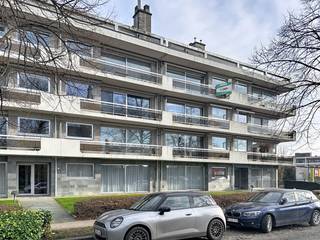 Appartement op 3e verdieping aan vooraanstaande lei in het centrum van Brasschaat, grotendeels recent gerenoveerd.Indeling:Inkomhal met vernieuwd...