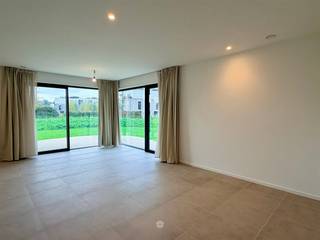 <p><span>GENTBRUGGE </span><span>- Vous recherchez un appartement neuf avec 3 chambres et un jardin privé ?</span></p><p><span>Alors cet appartement est peut-être fait pour vous !</span></p><p><span> </span></p><p><span>Ses principaux atouts en bref :</span></p><ul><li><span>Appartement très économe en énergie équipé de 6 panneaux solaires privés</span></li><li><span>Beaucoup de lumière naturelle</span></li><li><span>Grande terrasse avec jardin privé aménagé</span></li><li><span>Chauffage au sol pour un confort de vie optimal</span></li><li><span>Cave privative et 4 places de vélo : 2 souterraines et 2 en surface</span></li><li><span>Possibilité de louer une place de parking souterraine en supplément</span></li><li><span>Situé dans la résidence Tubel au bord de l'Escaut, près des Gentbrugse Meersen et à seulement 4 km du centre de Gand</span></li></ul><p><span> </span></p><p><span>Voici à quoi ressemble l'appartement :</span></p><p><span>Depuis le vaste hall d'entrée, vous accédez au salon lumineux avec cuisine équipée (lave-vaisselle, four, micro-ondes, réfrigérateur &amp; congélateur). <br />À côté se trouve un local technique séparé avec des branchements pour la machine à laver.</span></p><p><span>Le couloir de nuit donne accès à 3 chambres, une salle de douche séparée, une élégante salle de bains avec douche, lavabo et WC, ainsi qu’aux toilettes séparées pour les invités.</span></p><p><span>La terrasse est accessible depuis le salon et deux chambres et donne accès au jardin privé aménagé.</span></p><p><span>Un débarras privatif en sous-sol et 4 places de stationnement pour vélos, dont deux dans le local à vélos en surface et deux dans le local à vélos souterrain, complètent l'ensemble.</span></p><p><span> </span></p><p><span>Une place de parking privative dans le garage souterrain peut être louée en option.</span></p><p><span> </span></p><p><span>Important :</span><span><br />Disponible à partir du : 1/11/2026</span></p><p><span>Loyer : € 1 300 par mois + €175 de commission. EGW à souscrire séparément.</span></p><p><span>PEP : 10</span><span> kWh/m²/an (classe énergétique : E8)</span></p><p><span> </span></p><p><span>Pour une visite sur place, n'oubliez pas de remplir votre profil de locataire sur <span>www.axellenaerts.be</span></span><span>!</span></p><p><span> </span></p>