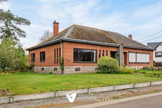 Te renoveren woning met 3 slaapkamers op rustige doch centrale ligging in Lummen (Meldert). Belangrijkste troeven:- Rustige ligging- Tal van...