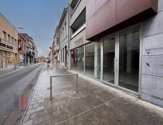 Fantastisch gelegen kantoorruimte met een oppervlakte van 619 m² te huur in het commerciële centrum van Izegem, langs de Marktstraat in de...