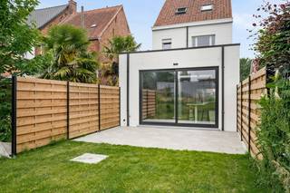 Topper op de vastgoedmarkt! Welkom in deze prachtige, volledig gerenoveerde halfopen woning, gelegen in het centrum van Ledegem – waar charme,...