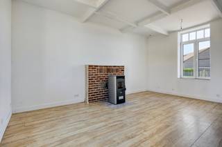 Welkom aan de Diepenpoelstraat in Rummen, waar authenticiteit en potentieel hand in hand gaan. Deze charmante woning uit 1840 werd recent...