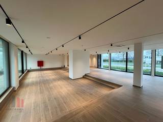 This high-end newly built office of 218 m², located in Lochristi, offers an excellent opportunity for companies looking for a modern,...