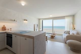 Cet appartement aux finitions exceptionnelles et entièrement meublé a été récemment rénové de fond en comble avec des matériaux haut de gamme, des éléments sur mesure et des finitions raffinées. Situé au 10e étage de la résidence Scorpio, il vous offre une vue imprenable sur la mer et bénéficie d’un emplacement privilégié sur la digue de Nieuport-Bain.                                  L'agencement a été particulièrement bien pensé et allie une sensation d'espace optimale à un grand confort de vie. Depuis le hall d'entrée, vous accédez à l'élégante salle de bains avec douche à l'italienne, lavabo et toilette, une chambre à coucher avec lit double et un coin nuit supplémentaire équipé de lits superposés. Le salon lumineux, doté d'une cuisine ouverte, donne sur la terrasse offrant une vue panoramique à couper le souffle sur la mer et les dunes.