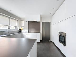 In de Konijnstraat te Sint-Idesbald vinden we deze woning met 3 slaapkamers, 2 badakamers, oprit en een tuin. Het huis ligt op wandelafstand van...