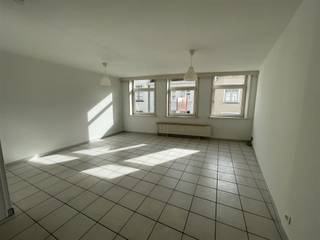 <p><span>Very central studio : Living with open equipped kitchen, bathroom - consumption of water and heating 70 euros per month - advance cleaning of common parts : 7 €/month + settlement. Free at present . EPC score : 2321 kWh/m³ - UC code 2811806-RES-1. For info or visit, call 056.21.58.00.</span></p>