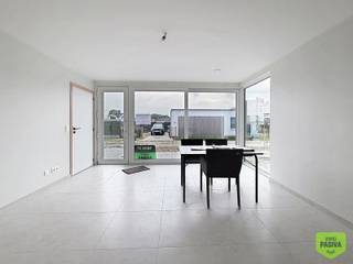 Vakantiedomein Zeedroom II – Eigentijds genieten aan de Belgische kust<br /><br />Welkom in Zeedroom II, een exclusief en kleinschalig vakantiedomein, gelegen aan de Lombardsijdelaan 165 (woningen 8 t.e.m. 15) te Westende. Dankzij de uitstekende ligging op de grens van Westende en Lombardsijde, langs de verbindingsweg tussen Nieuwpoort en Oostende, geniet u van een ideale uitvalsbasis vlak bij strand, zee, duinen en openbaar vervoer.<br /><br />Elke vakantiewoning wordt volledig uitgerust met duurzame en energiezuinige technieken zoals een warmtepomp/airco en duurzame isolatie, zodat u zorgeloos kunt genieten van maximaal comfort. Er is keuze uit vakantiewoningen met 2 of 3 slaapkamers.<br /><br />Standaard inbegrepen:<br /><br />- Privatieve tuin<br />- Ruim zonneterras<br />- Eigen parkeerplaats <br />- Airconditioning (koelen en verwarmen) via warmtepomp<br />- Zonnepanelen<br />- Grote raampartijen voor een optimale lichtinval<br />- Uniek woonconcept<br /><br />De zuidgerichte woningen worden gebouwd volgens de maximaal toegelaten oppervlakte van 80 m². Dankzij het doordachte, gelijkvloerse ontwerp wordt elke vierkante meter optimaal benut.<br /><br />In tegenstelling tot vele andere vakantiewoningen in de regio zijn er geen hellende daken of verloren ruimtes, waardoor alle vertrekken volwaardig en praktisch ingericht zijn. Dit resulteert in een uitzonderlijk ruimtelijk gevoel en een optimaal wooncomfort.<br /><br />Zeedroom II combineert een eigentijdse architectuur, duurzame technieken en een topligging aan de kust. De ideale keuze als tweede verblijf, vakantieverblijf of interessante investering met een blijvende meerwaarde.