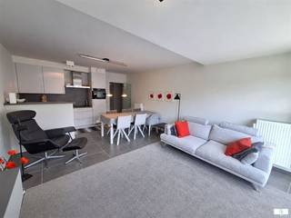 Instapklaar en recent appartement op toplocatie vlak bij zeeOntdek dit stijlvolle en goed onderhouden appartement uit 2016, waar comfort, kwaliteit en een uitstekende ligging hand in hand gaan. Dankzij de centrale locatie bevindt u zich op wandelafstand van winkels, horeca en openbaar vervoer, terwijl de zeedijk op slechts 200 meter ligt.Het appartement beschikt over een ruim, zuidgericht terras, de ideale plek om de hele dag van de zon te genieten. Binnen zorgen de kwalitatieve materialen en de verzorgde afwerking voor een moderne en aangename woonomgeving.De indeling omvat een lichtrijke leefruimte, twee volwaardige slaapkamers, een comfortabele badkamer met inloopdouche en lavabo, een apart toilet en een ruime berging met aansluiting voor wasmachine en droogkast.Als extra troef is er de mogelijkheid om een grote garage aan te kopen, wat een absolute meerwaarde vormt in deze omgeving.Een ideale woonst of tweede verblijf voor wie op zoek is naar comfort, ruimte en een uitstekende ligging vlak bij de kust. Plan vandaag nog uw bezoek en laat u verrassen door de vele troeven van dit prachtige appartement.