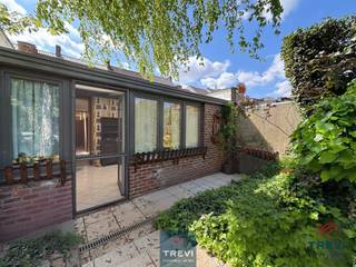 Belle maison au centre ville proposant de beaux espaces et un joli jardin. Double garage et atelier via accès arrière. La maison se compose d'un...
