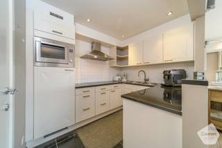 Situé dans une <strong>résidence à taille humaine et familiale (pas d’immeuble de grande hauteur),</strong> ce superbe appartement d’angle, spacieux et entièrement orienté au soleil, bénéficie d’une magnifique vue dégagée sur la mer. Grâce à sa situation en angle et à ses larges baies vitrées, il profite d’une luminosité exceptionnelle tout au long de la journée.<br /><br />L’appartement se compose d’un vaste séjour lumineux donnant accès à une grande terrasse ensoleillée faisant le tour du séjour, idéale pour profiter pleinement de la vue mer et des moments de détente en extérieur.<strong> La cuisine ouverte</strong>, réalisée avec des matériaux de qualité et un plan de travail en pierre naturelle, offre un agencement pratique et de nombreux espaces de rangement.<br /><br />Il comprend également :
<ul>
	<li><strong>2 chambres spacieuses</strong></li>
	<li><strong>Salle de bains avec baignoire/douche et lavabo simple</strong></li>
	<li><strong>Toilettes séparées</strong></li>
	<li><strong>Grand débarras avec raccordement pour machine à laver</strong></li>
</ul>
Atouts supplémentaires :

<ul>
	<li><strong>Chauffage par le sol</strong> pour un confort optimal</li>
	<li>Local à vélos commun</li>
	<li><strong>Possibilité d’acquérir un garage spacieux </strong>au niveau -1 de l’immeuble</li>
	<li><strong>Vendu meublé</strong></li>
	<li>Situé à distance de marche du centre et à deux pas de la plage</li>
</ul>
Un atout majeur :<strong> l'isolation de la toiture de la résidence est prévue d'ici la fin de cette année.</strong> La majeure partie de cet investissement a déjà été prise en charge par le propriétaire actuel ; il ne restera plus que 1500 € à charge de l'acquéreur. À l'issue de ces travaux, <strong>le score PEB sera sensiblement amélioré</strong>, offrant un meilleur confort énergétique et <strong>une réelle plus-value pour l'avenir</strong>.<br /><br />Un bien lumineux et prêt à emménager, idéal comme résidence principale, secondaire ou investissement en bord de mer.<br /><br />Contactez-nous pour plus d’informations ou pour organiser une visite.