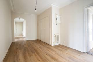 Dit lichtrijke hoekappartement bevindt zich in een karaktervol gebouw en biedt een aangename woonomgeving met veel natuurlijke lichtinval. Dankzij...