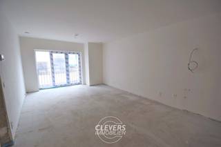 Op een zucht gelegen van de Zeedijk, bevindt zich de standingvolle residentie "Hamptons II". Deze nieuwbouwresidentie huisvest zowel één- en tweeslaapkamer appartementen met heerlijke terrassen, alsook 4 winkelpanden op het gelijkvloers.<br /><br />Omvat: een inkomhal met gastentoilet, een lichtrijke woonkamer met terrasje, een handige berging, een open en volledig ingerichte keuken, een eerste slaapkamer met douchekamer en een tweede slaapkamer met aansluitende badkamer.<br /><br />TROEVEN:<br />- gemeenschappelijke fietsenberging<br />- uitstekende ligging nabij de zeedijk, de jachthaven en het centrum<br />- prachtige nieuwbouwresidentie <br />- geschikt voor vaste bewoning of als tweede verblijf<br />- mogelijkheid tot aankoop garagebox of parking <br /><br />PROFITEER NU VAN HET VERLAAGD BTW-STELSEL VAN 21% NAAR 6%!<br /><br />Voor meer info of een vrijblijvend bezoek, neem gerust contact op via het nummer 050/42 30 30 of mail naar els@immoclevers.be. <br /><br />EPC/EPB na oplevering - K.I. na oplevering<br />Vergunning uitgereikt, woongebied, geen rechterlijke herstelmaatregel of bestuurlijke maatregel opgelegd, geen voorkooprecht ruimtelijke ordening aanwezig, geen verkavelingsvergunning.<br /><br />Ref: NBB0034