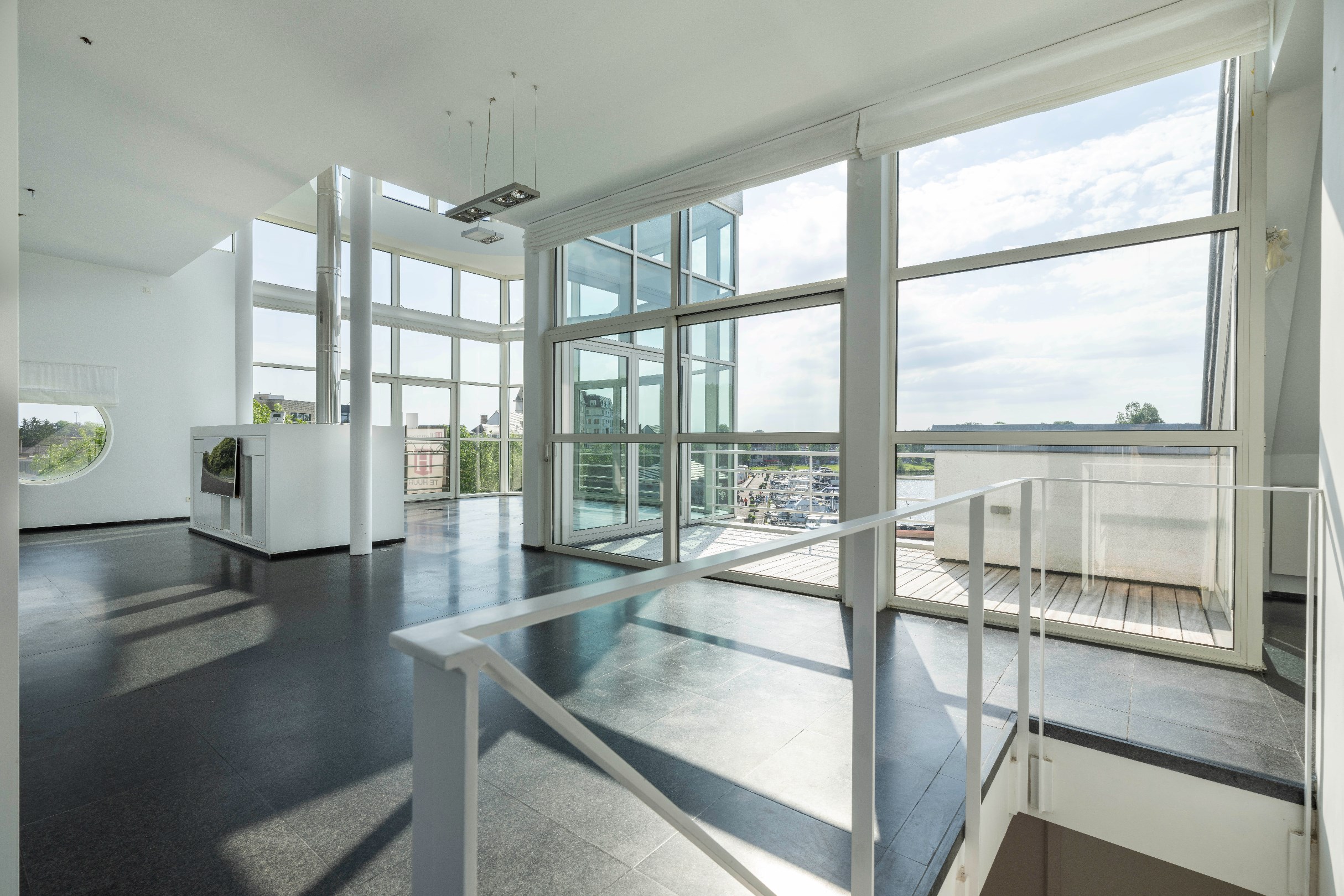 Penthouse de 300 m² avec plusieurs terrasses dans un emplacement de choix offrant une vue fantastique sur le canal. - photo 5