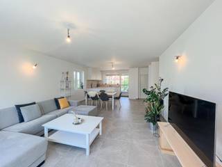 In deze kleinschalige residentie gelegen in Puurs-Sint-Amands, langs de oevers van de Schelde, treffen we dit lichtrijke en energieneutrale appartement. Het project voldoet aan de strengste normen inzake energie en isolatie en is daarom zeer energiezuinig.<br /><br />Het appartement bevindt zich op de eerste verdieping. Wanneer we binnenkomen valt ons oog meteen op de grote raampartijen die zorgen voor een natuurlijke lichtinval in de leefruimte van maar liefst 44m². Aansluitend aan de leefruimte treffen we de volledig geïnstalleerde keuken die voorzien werd van een exrtreem hoge afwerkingsgraad. Deze ruimtes werden volledig bedekt met vloerverwarming. Verder geeft de leefruimte ons toegang tot de bergruimte en het zuidoost georïenteerde en overdekte terras.<br /><br />Via de nachthal bereiken we het gastentoilet en de badkamer voorzien van inloopdouche met dubbele lavabo en de drie ruime slaapkamers, voorzien van een airco/verwarming. <br /><br />Verder beschikt het appartement over zonnepanelen (3900 Wp) en twee autostaanplaatsen waarvan één overdekt met een carport. Onder deze carport vinden we een stopcontact terug voor het opladen van de elektrische wagen.<br /><br />Het appartement is beschikbaar vanaf 1 december.<br /><br />Heb je interesse in dit energieneutrale appartement gelegen op een rustige locatie? <br />Neem gerust contact op via roy@julimmo.be of 0498 62 74 71.