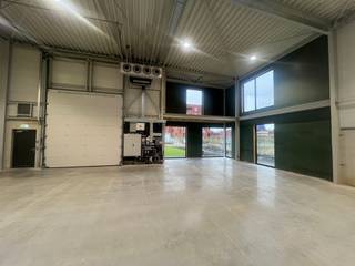 <p><span>De nieuwe bedrijvencampus <strong>"MIJNPARK"</strong> is gelegen op het industrieterrein Centrum-Zuid vlakbij de op- en afrit 29 van de E314 (Aken - Heerlen - Brussel), in het hart van Limburg.<br /><br />Op dit voormalig mijnterrein worden <strong>30</strong> duurzame en kwalitatieve KMO-units/showrooms/kantoren gebouwd met het oog op energie-efficiëntie. </span><span>Een combinatie van polyvalente en compacte panden zorgt voor een verscheidenheid aan oppervlaktes, gaande <strong>van 150m² tot 1900m²</strong>. <br /></span></p>
<p>Duurzaamheid staat centraal op deze bedrijvencampus. Duurzaamheid in de realiteit brengen is een complex verhaal, dat je niet met één modewoord kan vatten. <span>Om de ambitie van de ontwikkelaar kracht bij te zetten, zullen de gebouwen van de Mijnpark Bedrijvencampus </span><strong>BREEAM-gecertificeerd</strong><span> zijn. Dit internationaal systeem meet, beoordeelt en quoteert de duurzaamheid van de gebouwen, en houdt daarbij rekening met een 90-tal parameters. </span>Om hieraan te voldoen zijn alle panden voorzien van alle <strong>technieken.</strong><br /><br /><span>Deze unit heeft een oppervlakte van <strong>386m²</strong> op een terrein van 723m² en heeft <strong>zes </strong>parkeerplaatsen voor de deur. De units worden instapklaar opgeleverd, voorzien van alle technieken zoals <strong>elektriciteit, LED-verlichting, verwarming, warmtepomp en zonnepanelen.</strong><br /><br />KENMERKEN UNIT:<br />- oppervlakte: <strong>386m²</strong><br />- parkeerplaatsen: <strong>6</strong><br />- staalstructuur met geïsoleerde wanden en dak<br />- sectionaalpoort 4m x 4m<br />- technieken: elektriciteit, LED-verlichting, verwarming, warmtepomp en zonnepanelen<strong><br />Optioneel kan er nog 50 of 100m² afgewerkte kantoren voorzien worden!</strong><br /></span><strong><br /></strong><span>Kortom, een ideale ontwikkeling voor ondernemers die op zoek zijn naar een kwalitatieve werk- of opslagplaats en daarbij belang hechten aan een goede locatie en duurzame gebouwen met uitstraling. </span><br /><span><br />Meer info: +32 (0)11 39 90 50 of info@jansenrealestate.be</span></p>