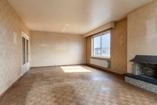 Het appartement is gelegen op de 2de verdieping van een zeer verzorgd gebouw en is vlot bereikbaar met de lift.Bij het betreden van het appartement wordt u verwelkomd in een ruime inkomhal die is uitgerust met ingemaakte kasten. Vanuit de hal bereikt u de gezellige leefruimte, die dankzij de grote raampartijen van veel lichtinval geniet. Aansluitend vindt u de ruime keuken die tal van mogelijkheden biedt voor een moderne herinrichting. Verder zijn er maar liefst 3 slaapkamers, wat zeldzaam is voor deze prijsklasse. Verder beschikt het appartement over een badkamer en een apart gastentoilet. Als extra troef hoort er bij dit appartement een handige kelderberging en en een eigen garageplaats met privatieve poort (in een gedeelde garagebox), ideaal voor het veilig parkeren van uw wagen of het stallen van fietsen.Bijzonderheden: - Kelderberging én garageplaats inbegrepen- Super veel potentieel- Halfopen karakter- Verzorgd gebouwDit te renoveren appartement te koop is een buitenkans voor wie zelf de handen uit de mouwen wil steken of een slimme investering zoekt. Bent u geïnteresseerd om dit vastgoed te kopen in Merksem? Aarzel dan niet om ons te contacteren. Het Dewaele vastgoedkantoor van Merksem te Lambrechtshoekenlaan 183 staat graag tot uw dienst. Had u graag een gratis schatting van uw eigendom via ons immokantoor? Bel ons voor een vrijblijvend gesprek of mail naar maxime.weyler@dewaele.com.Bestuursmaatregelen in het maatregelenregister: nee