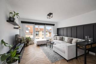 Op de 3e verdieping van een kleinschalig gebouw (met lift) bevindt zich dit volledig gerenoveerde appartement in de bruisende Seefhoek, ideaal gelegen tussen Borgerhout en het centrum van Antwerpen. U woont hier op wandelafstand van gezellige restaurants, supermarkten en lokale handelaars. 
Binnenkomen doet u in de lichtrijke leef- en eetruimte met open volledig geïnstalleerde keuken. Aansluitend is er een praktische berging met aansluiting voor wasmachine. Er ligt een onderhoudsvriendelijke keramische parketvloer in visgraatmotief die warmte en karakter toevoegt. 
Het appartement beschikt verder over een ruime slaapkamer, een stijlvolle badkamer, een apart toilet en een privatieve kelderberging. De garagebox die de huidige eigenaar huurt, kan worden overgenomen en bevindt zich op slechts drie minuten wandelen.
Technisch scoort dit appartement uitstekend met een EPC van 145 kWh/m²jaar door de PVC-ramen (2025) met dubbele beglazing, individuele CV op gas en een conforme elektrische installatie tot 2037. De gemeenschappelijke kosten bedragen €360/trimester – of omgerekend: €120/maand. Daar zit in: uw waterverbruik, blokpolis, syndicus en de elektriciteit van de gemene delen. 
Koopt u als enige en eerste woning? Dan geniet u van het verlaagde tarief van 2% verkooprechten.
Bent u reeds eigenaar? Verkoop uw eerste eigendom binnen de 2 jaar en profiteer alsnog van deze gunstmaatregel.
Voor meer informatie kan u een aanvraag invullen op onze website of bellen op het nr. 03/345 88 99