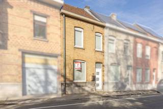 Ben je op zoek naar een woning waar je meteen kan wonen? Dan ben je hier alvast aan het juiste adres. Deze woning werd altijd zeer goed onderhouden en biedt verrassend veel ruimte. Plan snel jouw bezoek in en ontdek de woning!<br /><br />Belangrijke troeven:<br />- asbestveilig<br />- garage en uitweg achteraan<br />- geen renovatieplicht<br /><br />De inkomhal biedt meteen toegang tot de voorplaats, dewelke gebruikt kan worden voor verschillende doeleinden (bv. bureau, bergruimte, ...). Van hieruit heeft men meteen toegang tot de kelder.<br /><br />De woning beschikt over een zeer ruime woonkamer met veel natuurlijke lichtinval dankzij de lichtstraat. Helemaal achteraan de woning bevindt zich de geïnstalleerde keuken met voldoende ruimte voor een eethoek en met zicht op de tuin. Verder bevindt zich op het gelijkvloers de badkamer, een apart toilet en een praktische wasberging.<br /><br />Op de bovenverdieping zijn twee grote slaapkamers aanwezig en een derde kamer (te bereiken via de tweede kamer) die kan dienen als extra slaapkamer, bureau, dressing, ... bovendien is er een apart toilet aanwezig. Via de vaste trap bereik je de zolder waar zeker nog een kamer voorzien kan worden.<br /><br />De woning beschikt over een zonovergoten tuin met als kers op de taart een uitgang achteraan en de aansluitende garage. <br /><br />EPC: 313 kWh/(m²/jaar) - UC: 3516975<br />Referentie: YP/25137/K